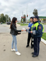 На улице Карла Маркса в Агрызе прошла акция «Соблюдаешь правила — поступаешь правильно»